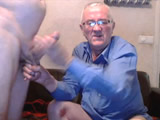 Abuelo dando placer a un jovencito