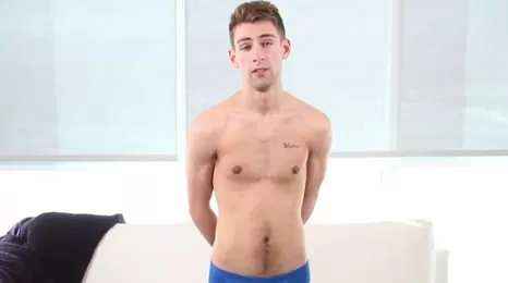 Gay pornocasting voor een onervaren jongen
