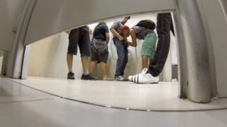 Cámara oculta voyeur en unos servicios públicos