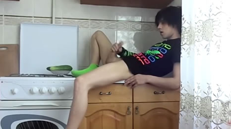 Quando sua madre non c’è si masturba in cucina