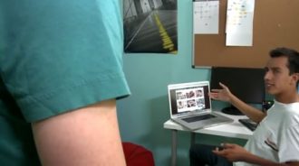 Descubra pornografia gay no PC do seu amigo