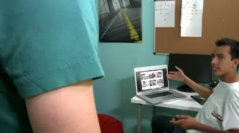 Entdecken Sie schwule Pornos auf dem PC Ihres Freundes