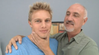 Mio figlio è bello, vero? Beh, gli mangerò il cazzo