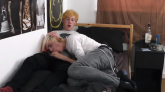 Petits amis « emo » de 18 ans baisant à la maison