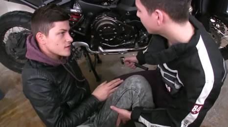 Iba a ayudar a su amigo con la moto y acabaron follando
