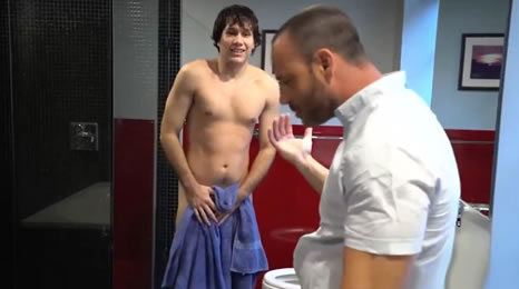 Se sai che aspetto ho, perché ti spogli?