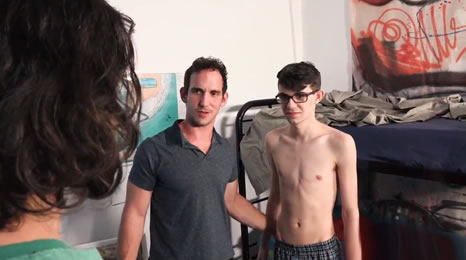 Vuoi scopare il mio fratellino? solo io lo faccio