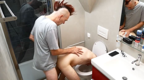 Punk scopa un vecchio decrepito in bagno
