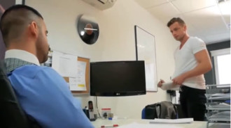 Wenn du hier arbeiten willst, muss ich deinen Schwanz sehen