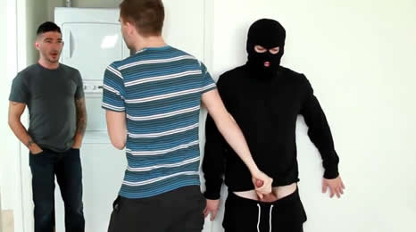 Lo pilla robando y se lo folla a espaldas de su novio