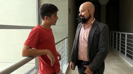 Invita a un jovencito a su casa y acepta