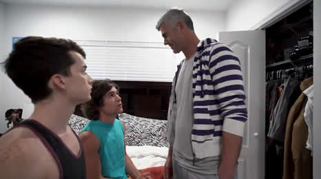 Su padre lo pilló follando con su vecino