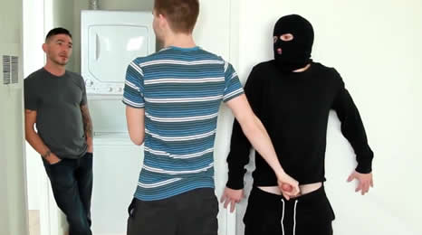 Porno se folla al ladron Discute Con Su Chico Y Acaba Follando Con Un Ladron A Sus Espaldas Sexo Gay Gratis