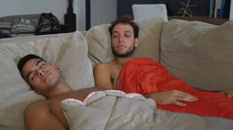 Ele dormiu com o primo, mas ficou com calor