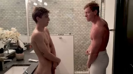 I fratelli si incontrano in bagno
