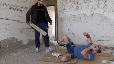 La lotta tra senzatetto finisce con il sesso