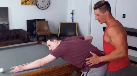 Zijn stiefvader leert hem poolen