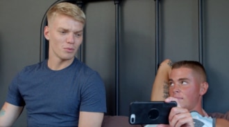 Stavi guardando video gay? La sorpresa di suo fratello