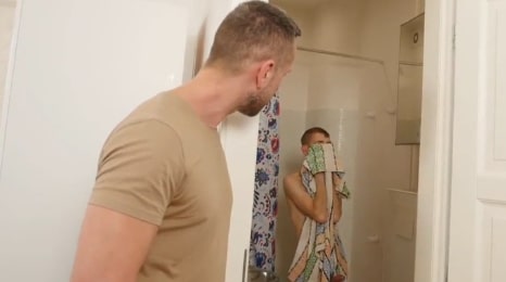 Observa a su hijo ducharse porque quería follárselo