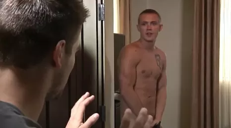 Han fanger sin svoger som tar nakenbilder