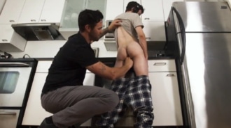 Gli piaceva il culo del figliastro