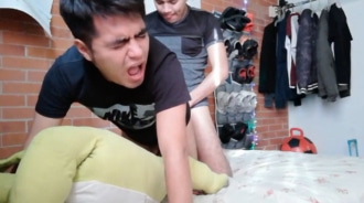 Aquí estoy yo intentando ser pasivo, mi primera experiencia gay
