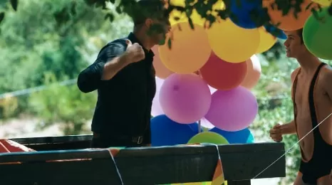 Você não passa de um viado, vamos para casa agora!