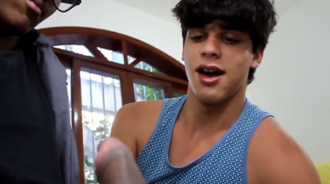 Se emociona al ver la gran verga de su amigo
