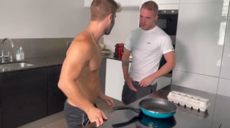 Deja de cocinar y cómeme la polla