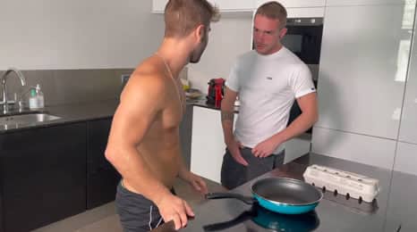 Deja de cocinar y cómeme la polla