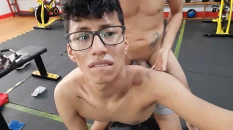 Latino cogido en el gimnasio