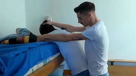 Meio-irmãos latinos fizeram isso no beliche