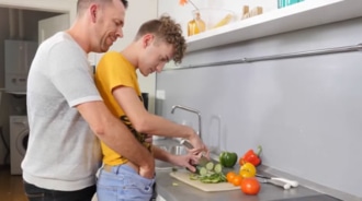 Il suo patrigno lo ha sorpreso in cucina