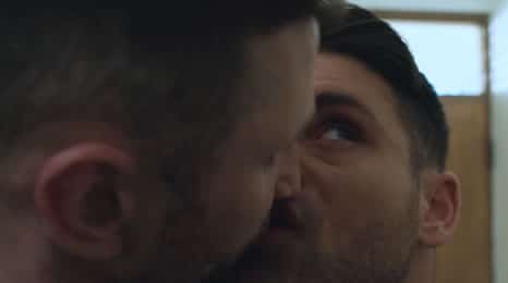 Hun kysser den hetero mannen og han liker det…
