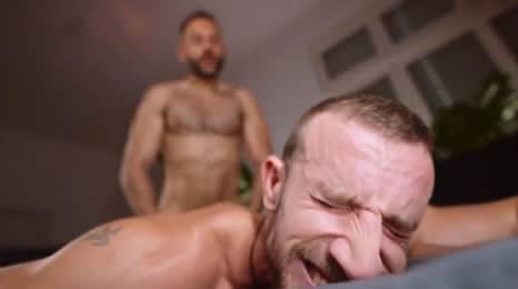 Apretando fuerte los dientes mientras se la metía