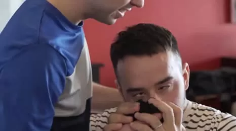 Il patrigno si arrapa annusando la sua biancheria intima