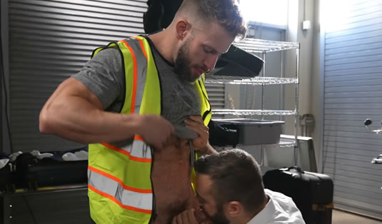 Jefe follando con el operario del aeropuerto