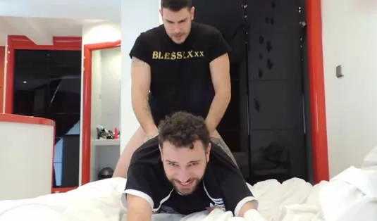 Spansk homoseksuel pornoskuespiller knepper en passiv fan