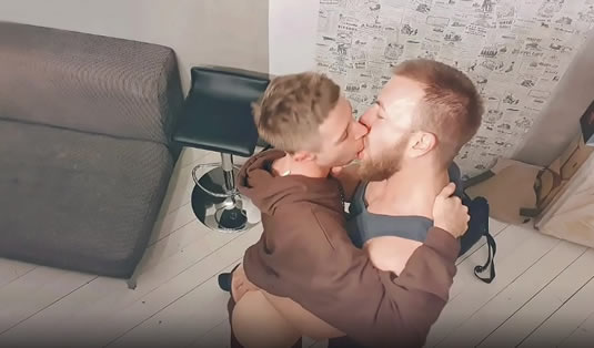 Quando inviti un giovane a casa e lui accetta l’invito