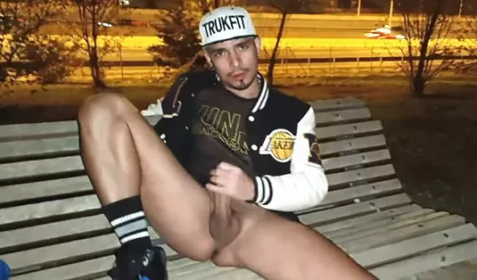 Madrileño se hace una paja en un parque público