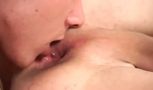 Su lengua derritió el ano de su novio