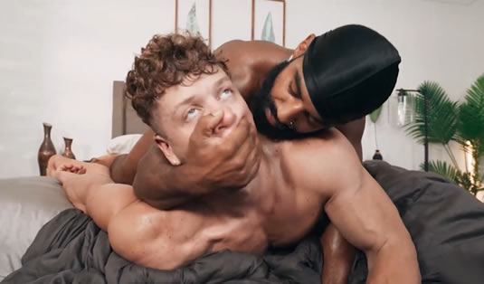 El blanquito hizo sudar al negro como un cerdo