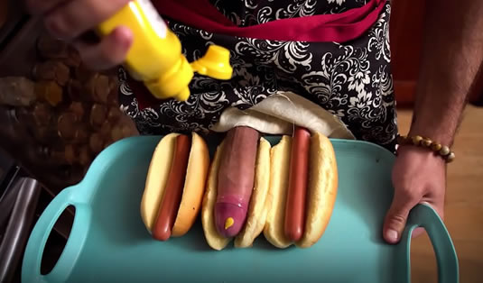 Preparando perritos calientes a su sobrino adoptivo