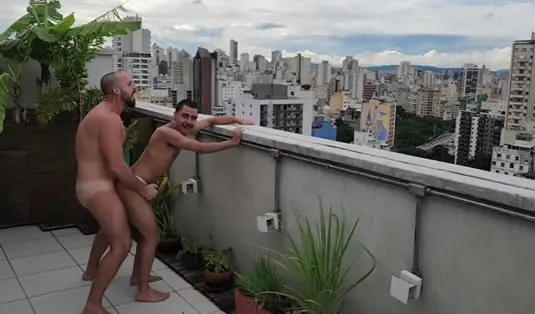 El marido de su hermano lo pone a caldo
