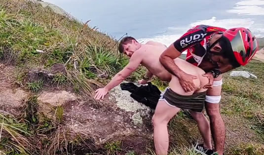 Follada y corrida dentro de un turista vicioso