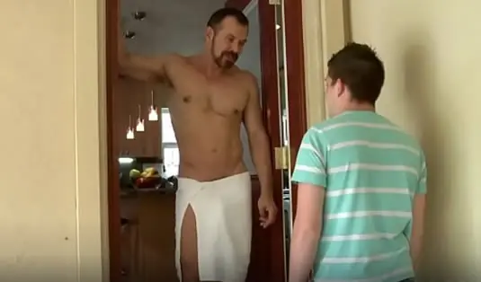 ¿Quieres ducharte con tu padre?